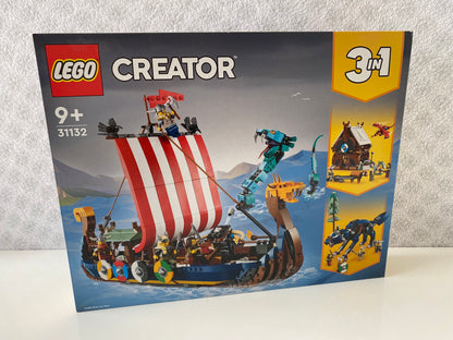 LEGO Creator Wikingerschiff mit Midgardschlange (31132) Set mit Minifiguren eines Wikingerkriegers und einer Wikingerkriegerin. Detailreiches Wikingerschiff mit Segeln, aufklappbarem Ruderboot und abnehmbarer Beutekiste. Baubare Modellkulisse eines Wikingerdorfes. 1.016 Teile für spannende Nachbildungen aus der Wikingerzeit.