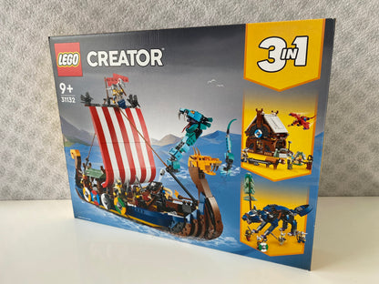 LEGO Creator Wikingerschiff mit Midgardschlange (31132) Set mit Minifiguren eines Wikingerkriegers und einer Wikingerkriegerin. Detailreiches Wikingerschiff mit Segeln, aufklappbarem Ruderboot und abnehmbarer Beutekiste. Baubare Modellkulisse eines Wikingerdorfes. 1.016 Teile für spannende Nachbildungen aus der Wikingerzeit.