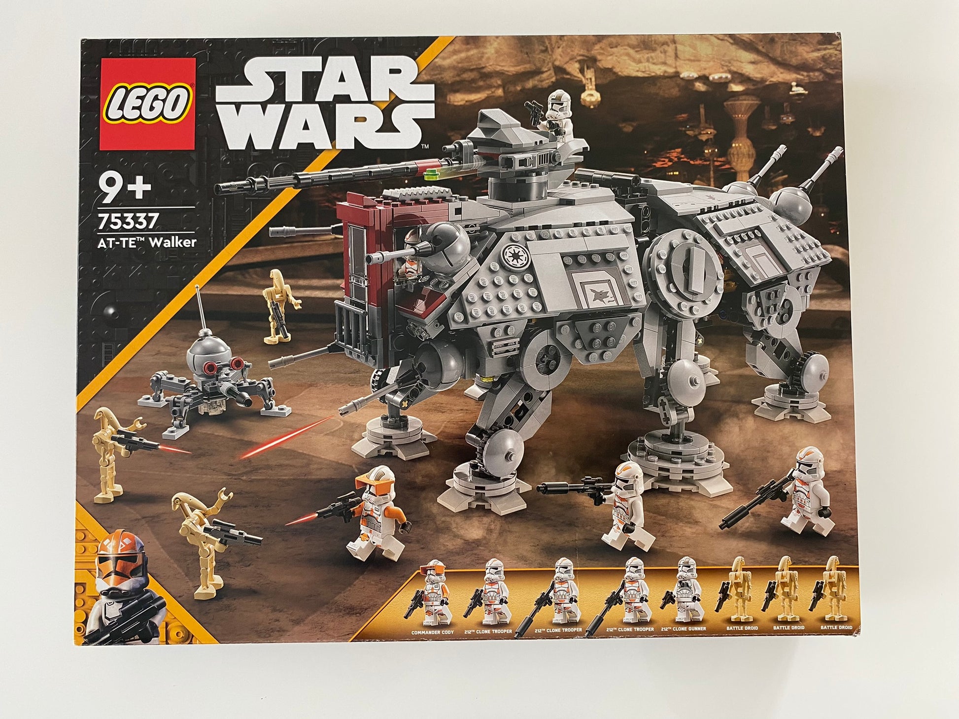 LEGO Star Wars AT-TE Walker (75337), Minifiguren von Mace Windu, Coleman Trebor, Clone Commander und zwei Clone Troopers, detailreicher AT-TE Walker mit beweglichen Beinen, drehbaren Kanonen und aufklappbarem Cockpit, baubare Modellkulisse der Star Wars Galaxis, 960 Teile.