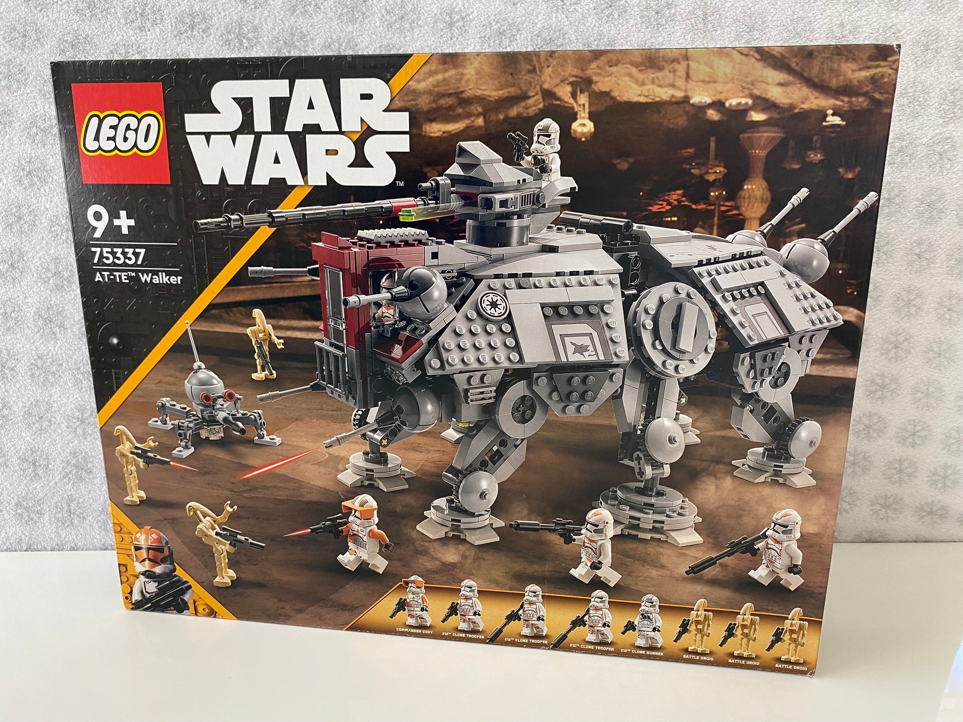 LEGO Star Wars AT-TE Walker (75337), Minifiguren von Mace Windu, Coleman Trebor, Clone Commander und zwei Clone Troopers, detailreicher AT-TE Walker mit beweglichen Beinen, drehbaren Kanonen und aufklappbarem Cockpit, baubare Modellkulisse der Star Wars Galaxis, 960 Teile.