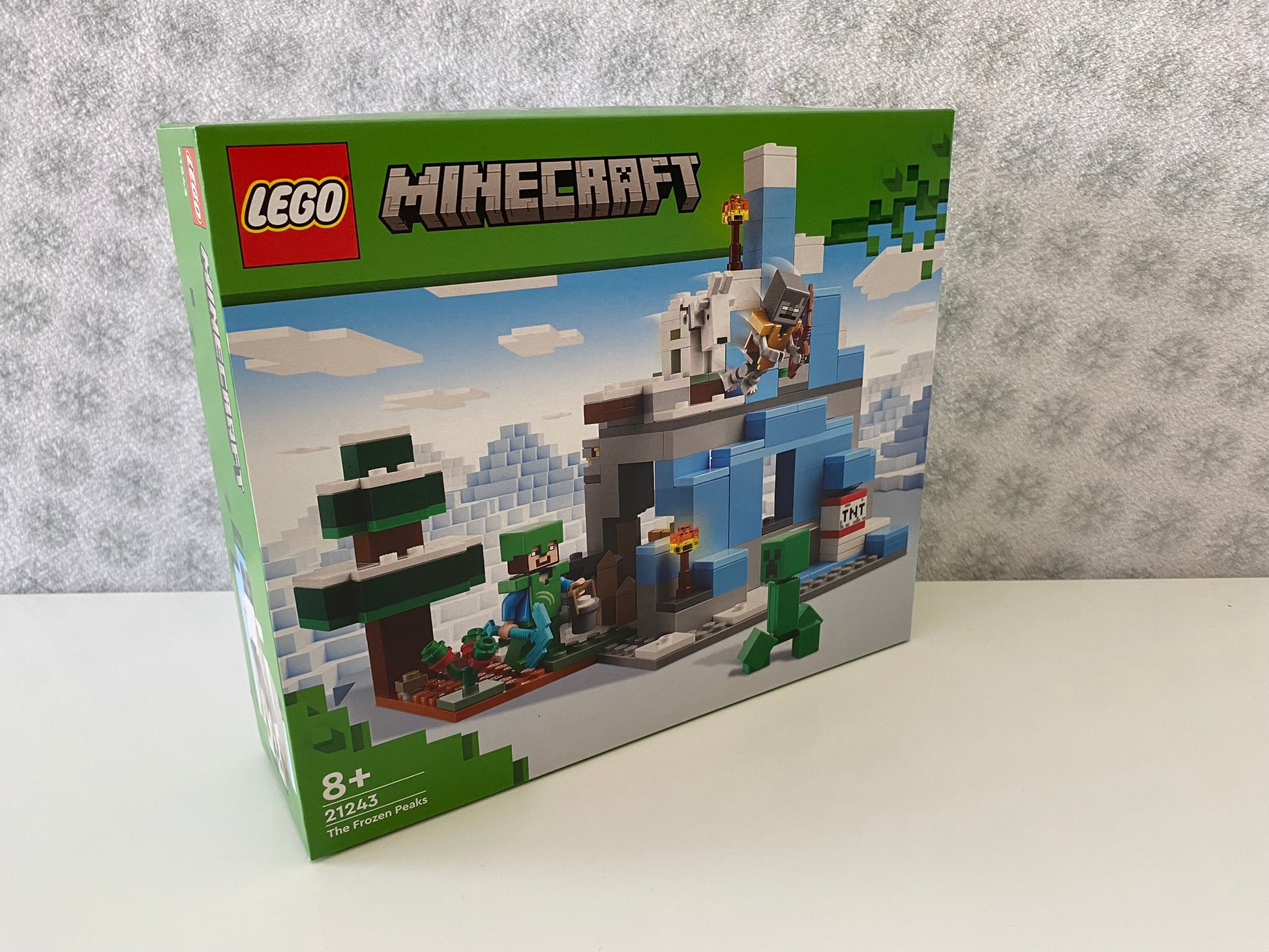 LEGO Minecraft Die Vereisten Gipfel (21243), Charaktere wie Steve, Alex, Eis-Golem und Eisbär, frostige Landschaft mit Schneeelementen, Gipfelplateau und funktionierendem Fahrstuhl, 1.003 Teile.