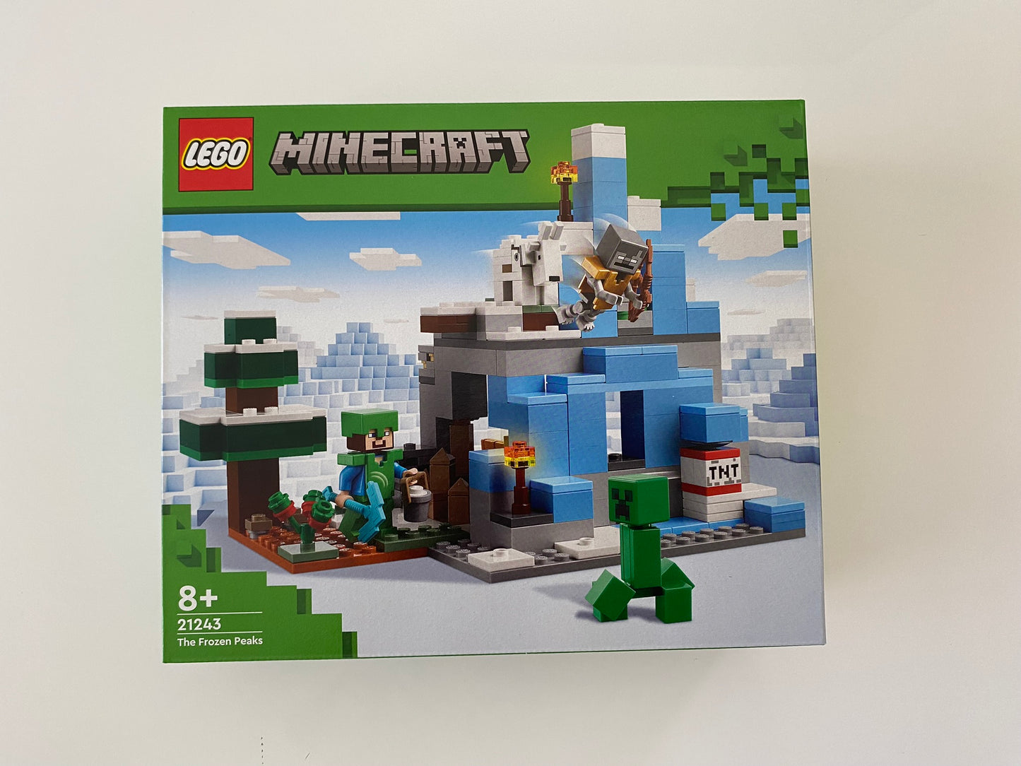 LEGO Minecraft Die Vereisten Gipfel (21243), Charaktere wie Steve, Alex, Eis-Golem und Eisbär, frostige Landschaft mit Schneeelementen, Gipfelplateau und funktionierendem Fahrstuhl, 1.003 Teile.