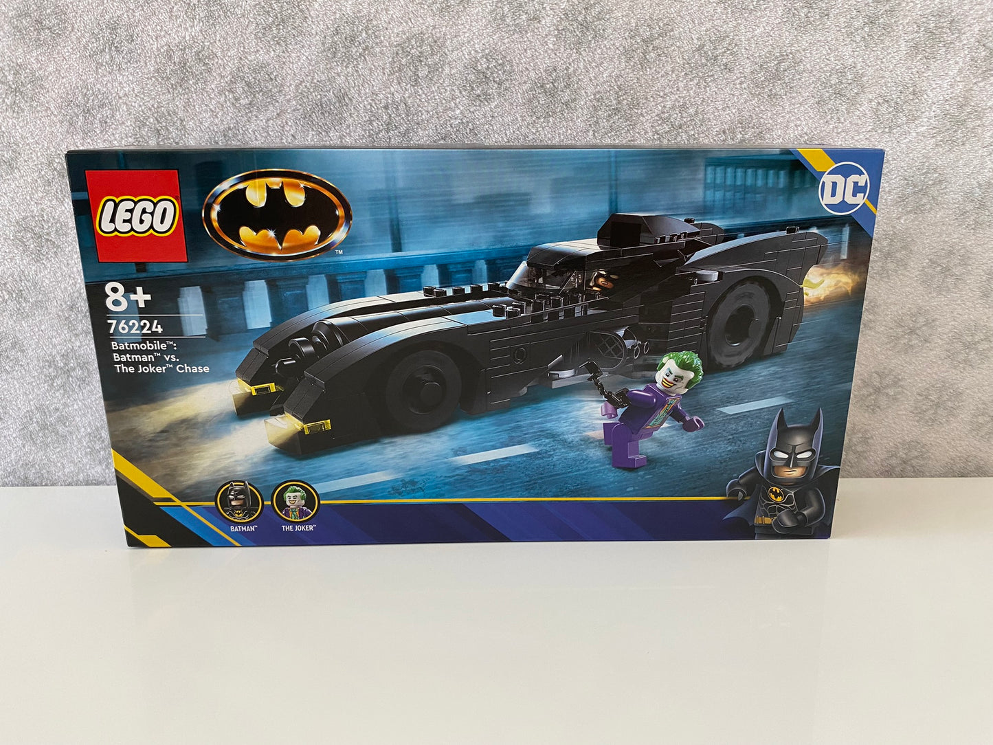 LEGO DC Comics Super Heroes Batmobile: Batman verfolgt den Joker (76224), Minifiguren von Batman und dem Joker, detailreich gestaltetes Batmobile mit Cockpit für Batman, Joker's Hot Rod mit Flammenabgasen und Zähnen, 136 Teile.