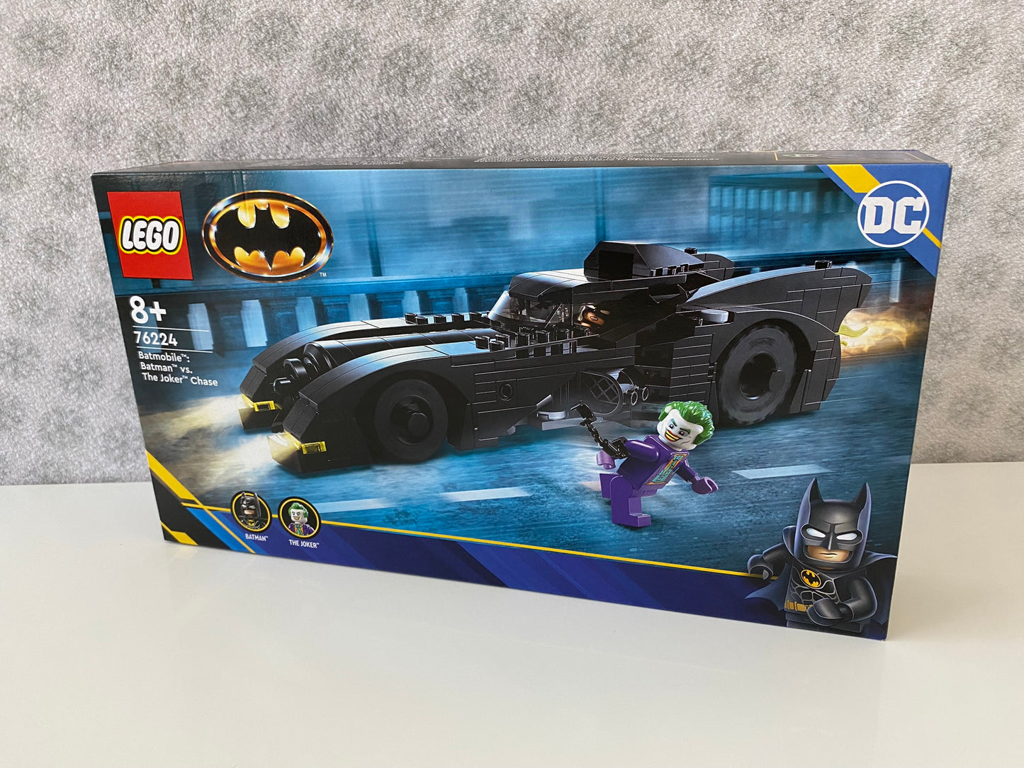 LEGO DC Comics Super Heroes Batmobile: Batman verfolgt den Joker (76224), Minifiguren von Batman und dem Joker, detailreich gestaltetes Batmobile mit Cockpit für Batman, Joker's Hot Rod mit Flammenabgasen und Zähnen, 136 Teile.