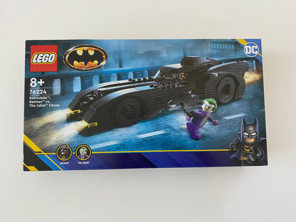 LEGO DC Comics Super Heroes Batmobile: Batman verfolgt den Joker (76224), Minifiguren von Batman und dem Joker, detailreich gestaltetes Batmobile mit Cockpit für Batman, Joker's Hot Rod mit Flammenabgasen und Zähnen, 136 Teile.