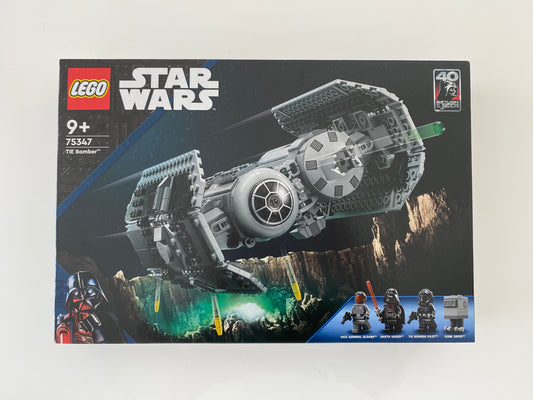 LEGO Star Wars TIE Bomber (75347) Set mit Minifiguren eines TIE Bomber Piloten und eines Imperialen Bodencrewmembers. Detailreicher TIE Bomber mit verstellbaren Flügeln und cockpit für eine Minifigur. Baubare Modellkulisse der Star Wars Galaxis. 477 Teile für spannende Nachbildungen aus der Saga.