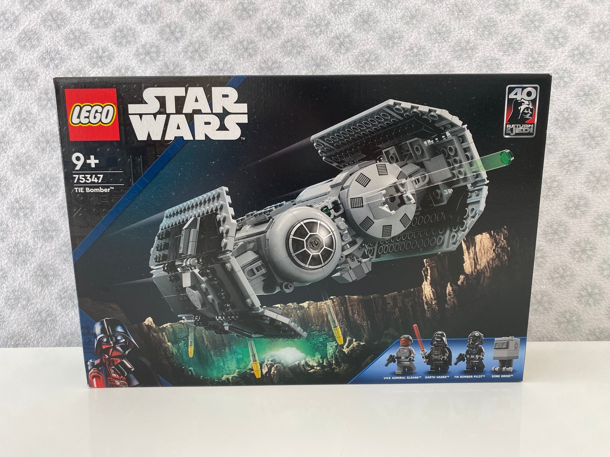 LEGO Star Wars TIE Bomber (75347) Set mit Minifiguren eines TIE Bomber Piloten und eines Imperialen Bodencrewmembers. Detailreicher TIE Bomber mit verstellbaren Flügeln und cockpit für eine Minifigur. Baubare Modellkulisse der Star Wars Galaxis. 477 Teile für spannende Nachbildungen aus der Saga.