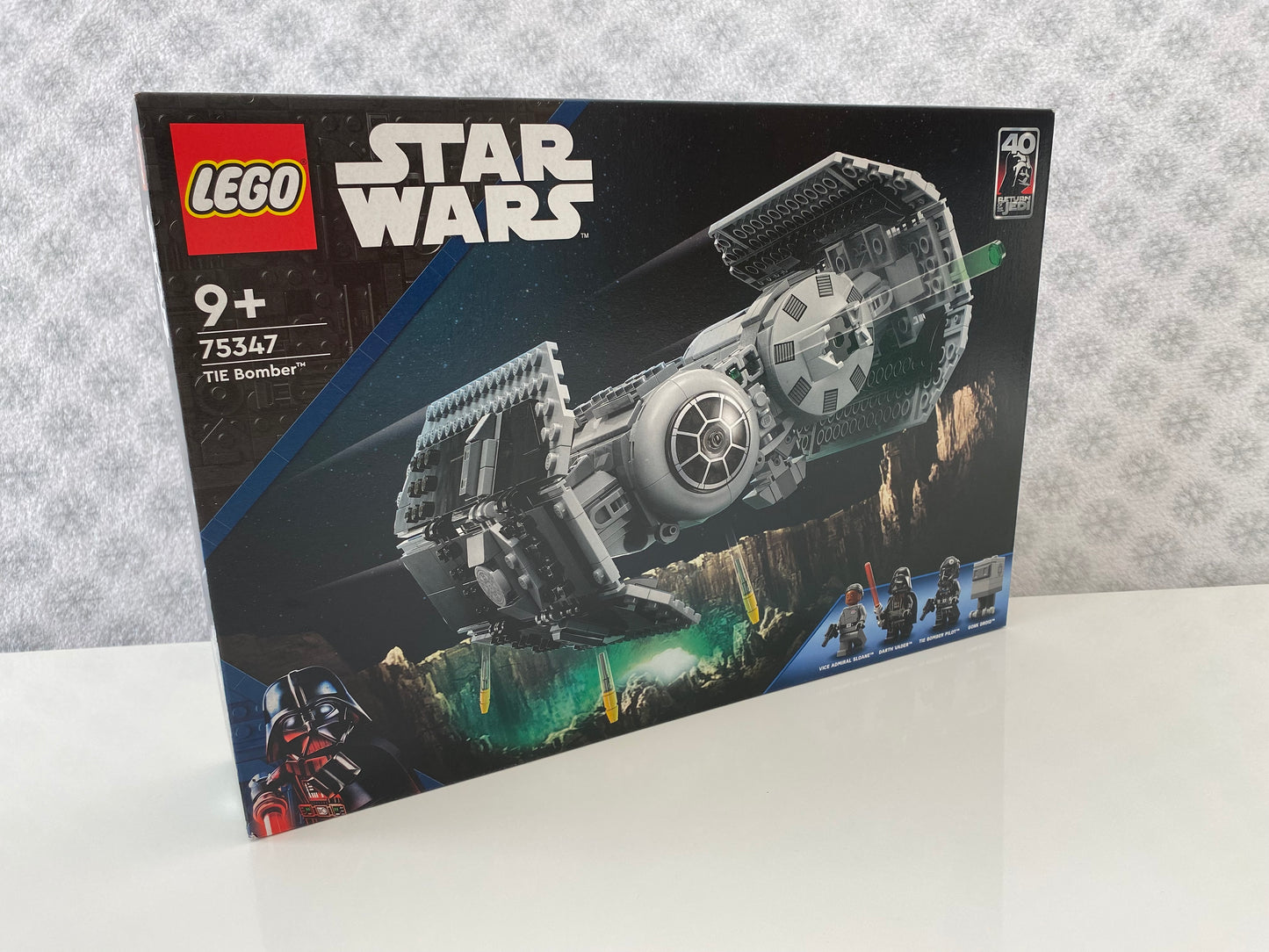 LEGO Star Wars TIE Bomber (75347) Set mit Minifiguren eines TIE Bomber Piloten und eines Imperialen Bodencrewmembers. Detailreicher TIE Bomber mit verstellbaren Flügeln und cockpit für eine Minifigur. Baubare Modellkulisse der Star Wars Galaxis. 477 Teile für spannende Nachbildungen aus der Saga.