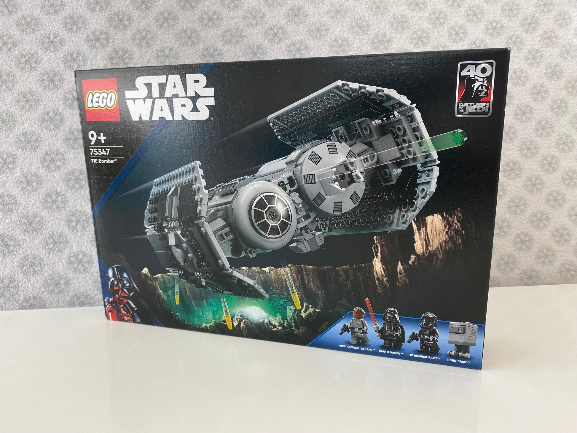 LEGO Star Wars TIE Bomber (75347) Set mit Minifiguren eines TIE Bomber Piloten und eines Imperialen Bodencrewmembers. Detailreicher TIE Bomber mit verstellbaren Flügeln und cockpit für eine Minifigur. Baubare Modellkulisse der Star Wars Galaxis. 477 Teile für spannende Nachbildungen aus der Saga.