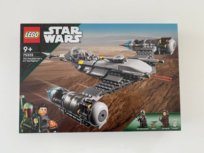 LEGO Star Wars Der N-1 Starfighter des Mandalorianers (75325) Set mit Minifiguren eines Mandalorianers und einer Droide. Detailreicher N-1 Starfighter mit verstellbaren Flügeln und cockpit für eine Minifigur. Baubare Modellkulisse der Star Wars Galaxis. 396 Teile für spannende Nachbildungen aus der Saga.