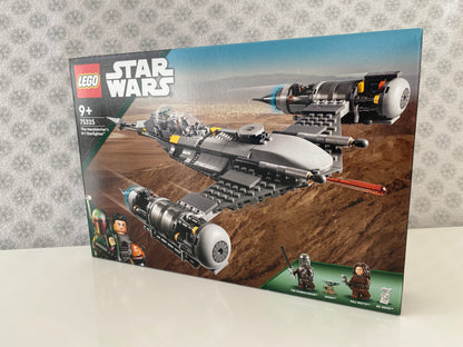 LEGO Star Wars Der N-1 Starfighter des Mandalorianers (75325) Set mit Minifiguren eines Mandalorianers und einer Droide. Detailreicher N-1 Starfighter mit verstellbaren Flügeln und cockpit für eine Minifigur. Baubare Modellkulisse der Star Wars Galaxis. 396 Teile für spannende Nachbildungen aus der Saga.