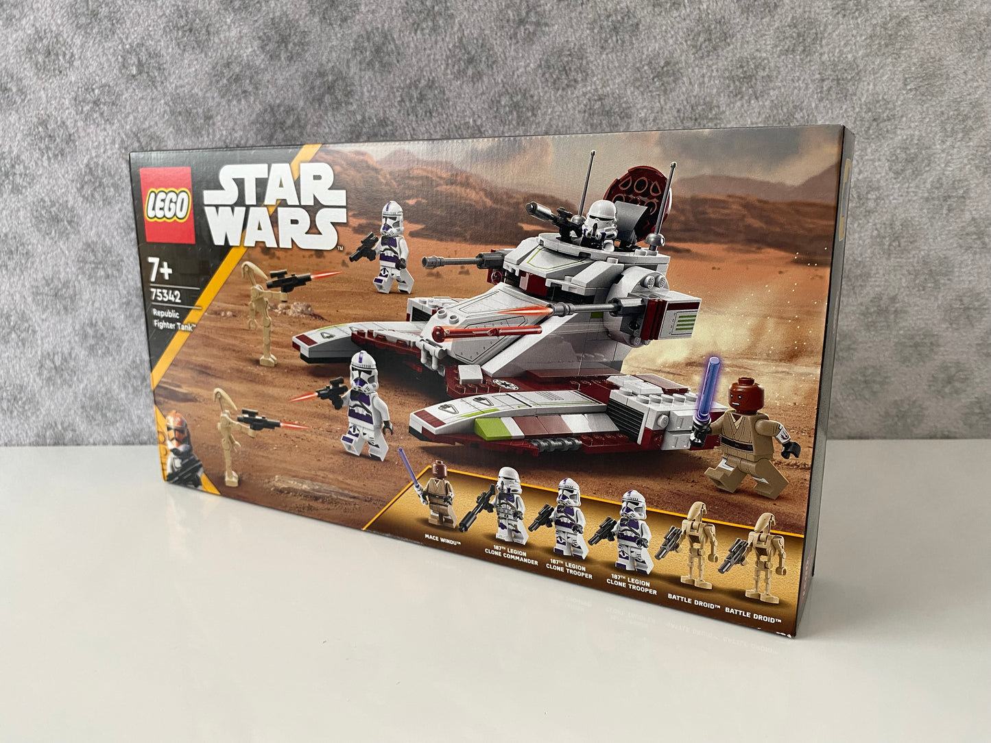 LEGO Star Wars Republic Fighter Tank (75342) Set mit Minifiguren von Aayla Secura, Clone Trooper und Battle Droid. Detailreicher Republic Fighter Tank mit beweglichen Kanonen und aufklappbarem Cockpit. Baubare Modellkulisse der Star Wars Galaxis. 512 Teile für spannende Nachbildungen aus der Saga.