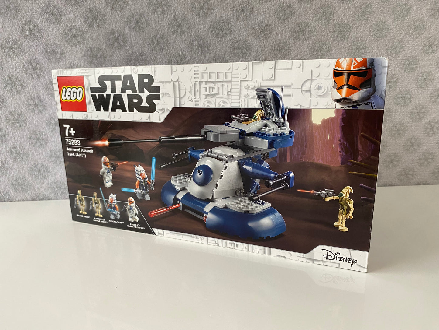 LEGO Star Wars Armored Assault Tank AAT (75283), Minifiguren von Ahsoka Tano, Clone Trooper und Battle Droid, detailreicher AAT Panzer mit beweglichen Kanonen und aufklappbarem Cockpit, baubare Modellkulisse der Star Wars Galaxis, 286 Teile.