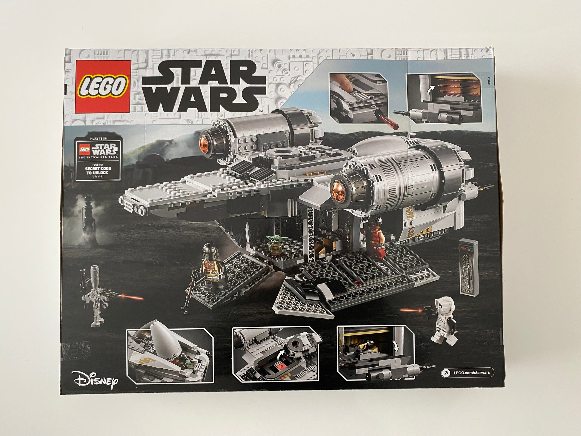 LEGO Star Wars Transporter des Kopfgeldjägers (75292) Set mit Minifiguren von Boba Fett, Din Djarin, Stormtrooper und Beskar-Mandalorianer. Detailreicher Transporter mit Cockpit für eine Minifigur, beweglichen Geschütztürmen und abnehmbarem Gefängnisbehälter. Baubare Modellkulisse der Star Wars Galaxis. 1.023 Teile für spannende Nachbildungen aus der Saga.