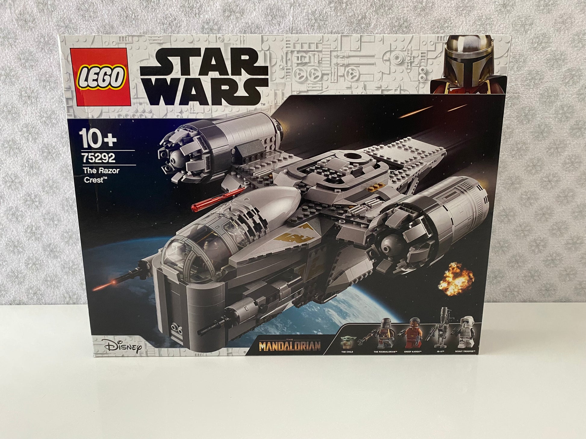 LEGO Star Wars Transporter des Kopfgeldjägers (75292) Set mit Minifiguren von Boba Fett, Din Djarin, Stormtrooper und Beskar-Mandalorianer. Detailreicher Transporter mit Cockpit für eine Minifigur, beweglichen Geschütztürmen und abnehmbarem Gefängnisbehälter. Baubare Modellkulisse der Star Wars Galaxis. 1.023 Teile für spannende Nachbildungen aus der Saga.