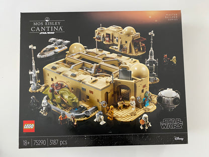 LEGO Star Wars Mos Eisley Cantina (75290) Set mit Minifiguren von Luke Skywalker, Han Solo, Obi-Wan Kenobi und verschiedenen Aliens und Droiden. Detailreiche Nachbildung der Cantina auf Tatooine. 3187 Teile für authentische Star Wars Szenen und Sammlerfreude.