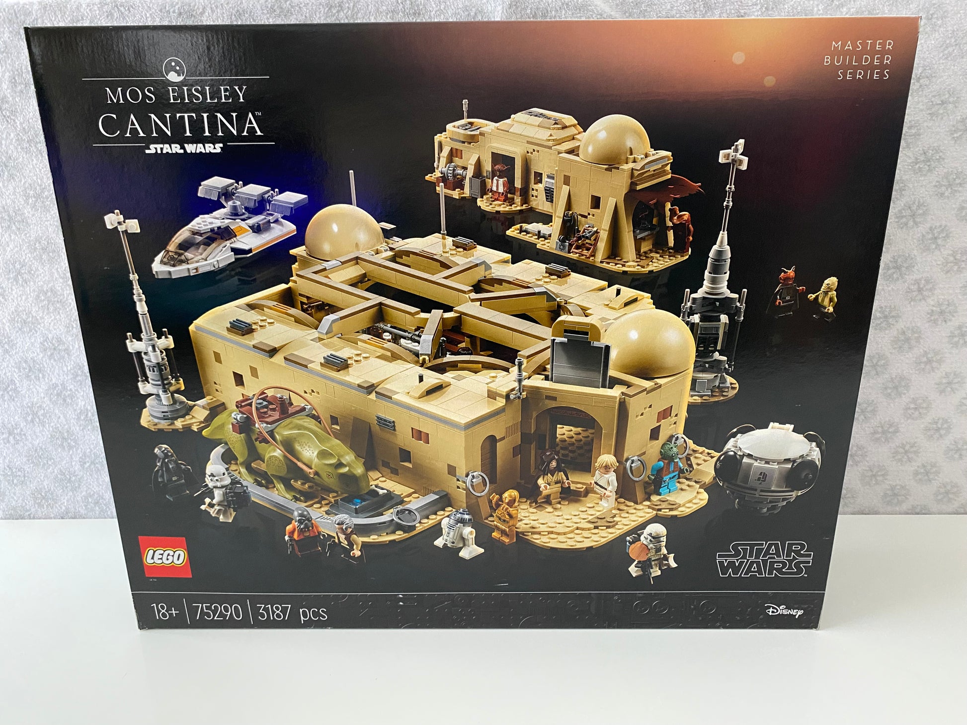 LEGO Star Wars Mos Eisley Cantina (75290) Set mit Minifiguren von Luke Skywalker, Han Solo, Obi-Wan Kenobi und verschiedenen Aliens und Droiden. Detailreiche Nachbildung der Cantina auf Tatooine. 3187 Teile für authentische Star Wars Szenen und Sammlerfreude.