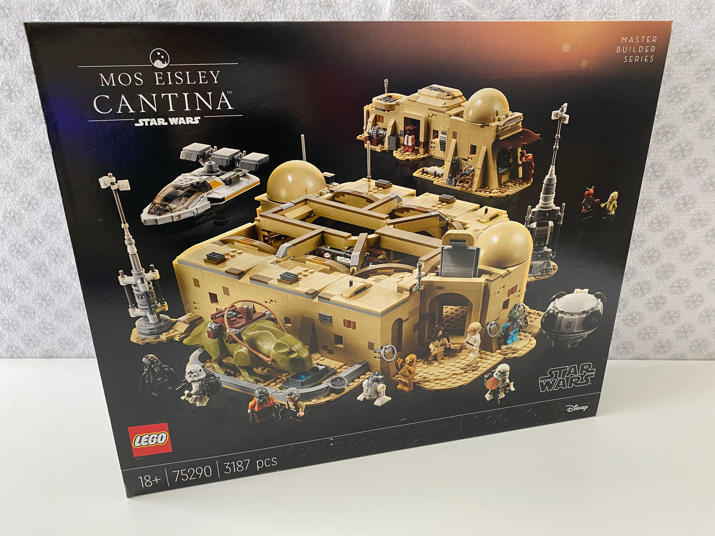 LEGO Star Wars Mos Eisley Cantina (75290) Set mit Minifiguren von Luke Skywalker, Han Solo, Obi-Wan Kenobi und verschiedenen Aliens und Droiden. Detailreiche Nachbildung der Cantina auf Tatooine. 3187 Teile für authentische Star Wars Szenen und Sammlerfreude.