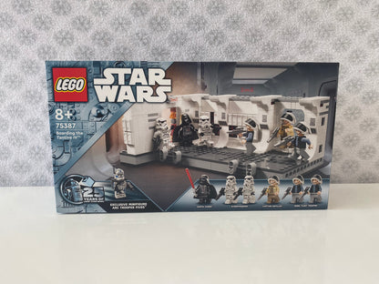 LEGO Star Wars Das Entern der Tantive IV (75387) Set mit Darth Vader, Sturmtrupplern, Rebellen, Captain Antilles Minifiguren und spezieller ARC Trooper Fives Minifigur. Detailreicher baubarer Korridor der Tantive IV mit Eingangstür und Verbindungselementen. 502 Teile für spannende Nachbildungen aus Star Wars: Eine neue Hoffnung.