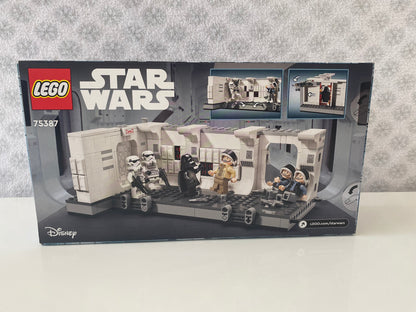 LEGO Star Wars Das Entern der Tantive IV (75387) Set mit Darth Vader, Sturmtrupplern, Rebellen, Captain Antilles Minifiguren und spezieller ARC Trooper Fives Minifigur. Detailreicher baubarer Korridor der Tantive IV mit Eingangstür und Verbindungselementen. 502 Teile für spannende Nachbildungen aus Star Wars: Eine neue Hoffnung.