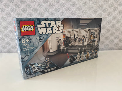 LEGO Star Wars Das Entern der Tantive IV (75387) Set mit Darth Vader, Sturmtrupplern, Rebellen, Captain Antilles Minifiguren und spezieller ARC Trooper Fives Minifigur. Detailreicher baubarer Korridor der Tantive IV mit Eingangstür und Verbindungselementen. 502 Teile für spannende Nachbildungen aus Star Wars: Eine neue Hoffnung.