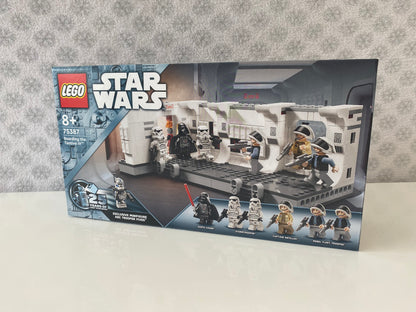 LEGO Star Wars Das Entern der Tantive IV (75387) Set mit Darth Vader, Sturmtrupplern, Rebellen, Captain Antilles Minifiguren und spezieller ARC Trooper Fives Minifigur. Detailreicher baubarer Korridor der Tantive IV mit Eingangstür und Verbindungselementen. 502 Teile für spannende Nachbildungen aus Star Wars: Eine neue Hoffnung.